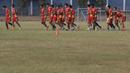 Para punggawa Naga Mekes berlari ringan saat latihan jelang laga Piala Presiden melawan Arema Cronus di Lapangan Bea Cukai, Jakarta, Senin (12/10/2015). (Bola.com/Vitalis Yogi Trisna)