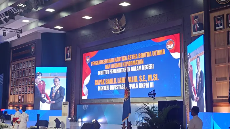 Menteri Investasi/Kepala Badan Koordinasi Penanaman Modal (BKPM) Bahlil Lahadalia meraih penghargaan Bintang Kartika Astha Brata Utama dan gelar alumni kehormatan dari Institut Pemerintahan Dalam Negeri (IPDN).