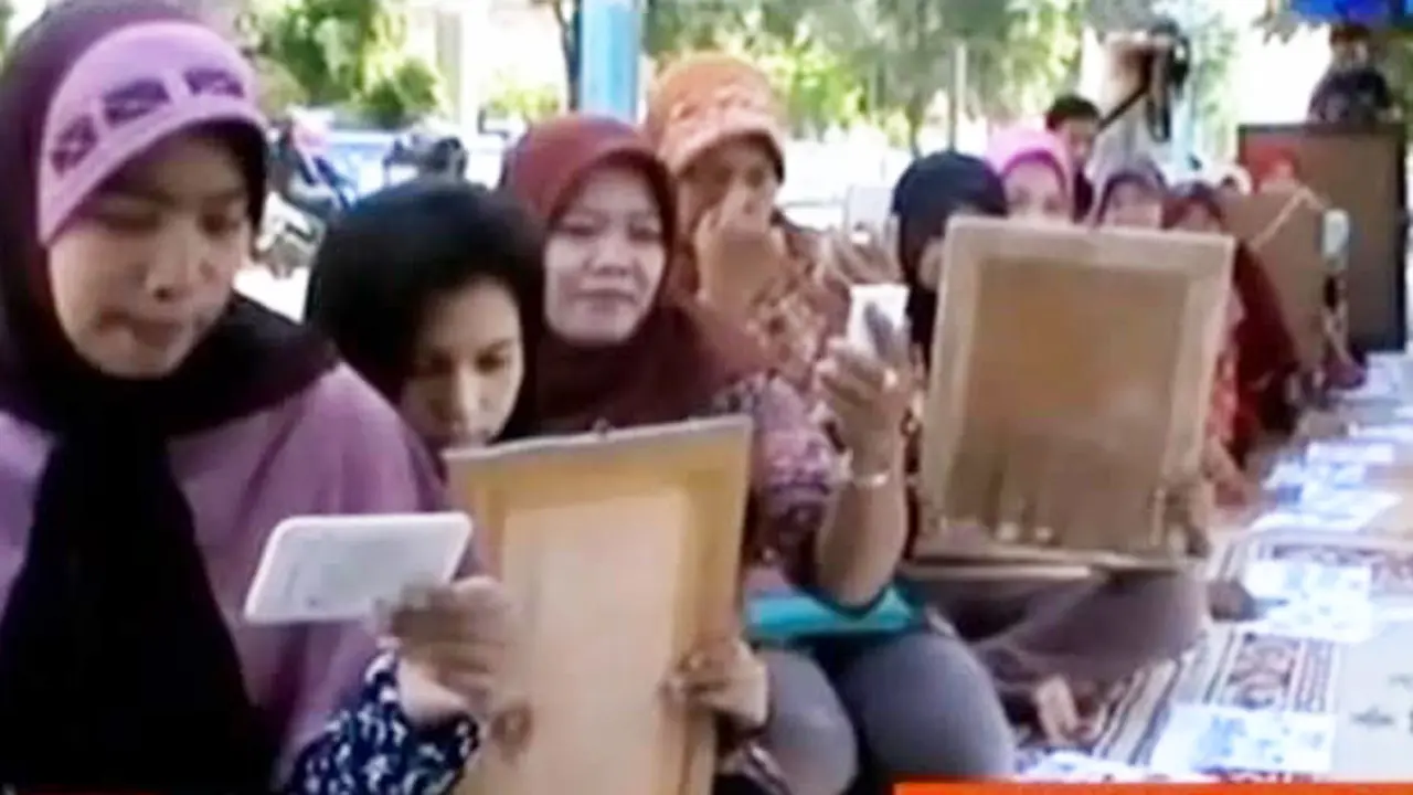 VIDEO: Aksi Bercermin Massal Para Ibu Simbol Refleksi 2015