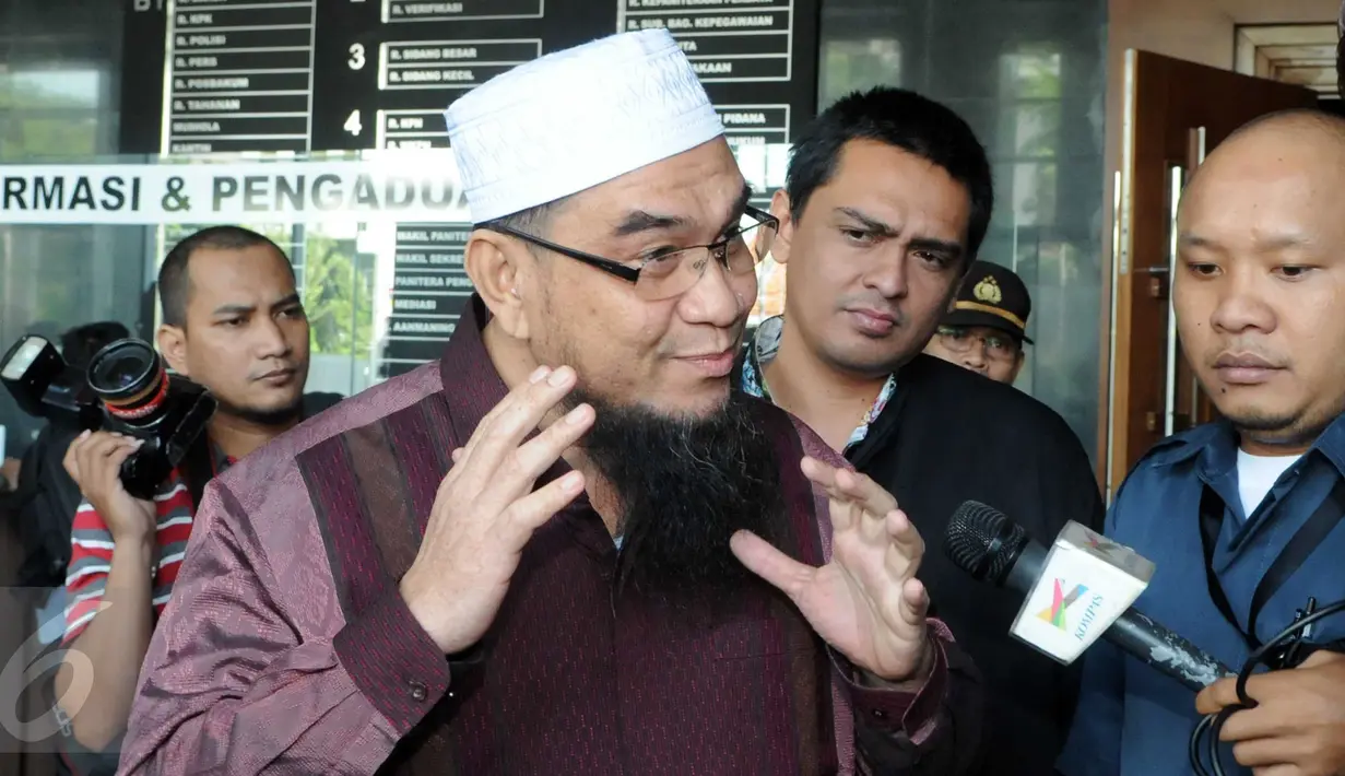Kamaluddin Harahap memberikan keterangan pers usai saat menjalani sidang putusan di pengadilan Tipikor, Jakarta, (8/6). Kamaluddin juga dikenakan denda Rp200 juta subsidair 3 bulan penjara. (Liputan6.com/Helmi Afandi)