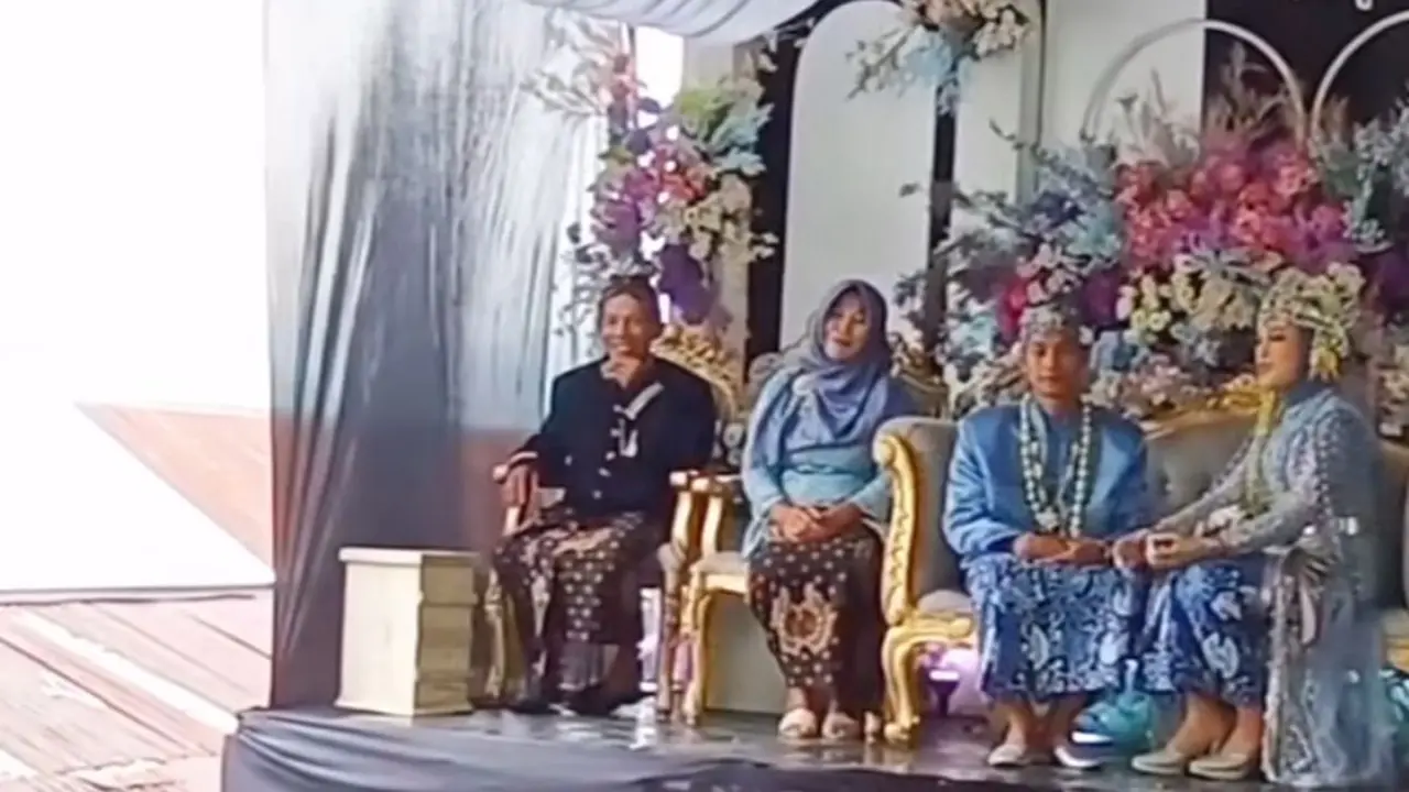 Pengantin di Lebakbarang, Jawa Tengah membuat pelaminan di atas jalanan agar tak menggangu orang lewat