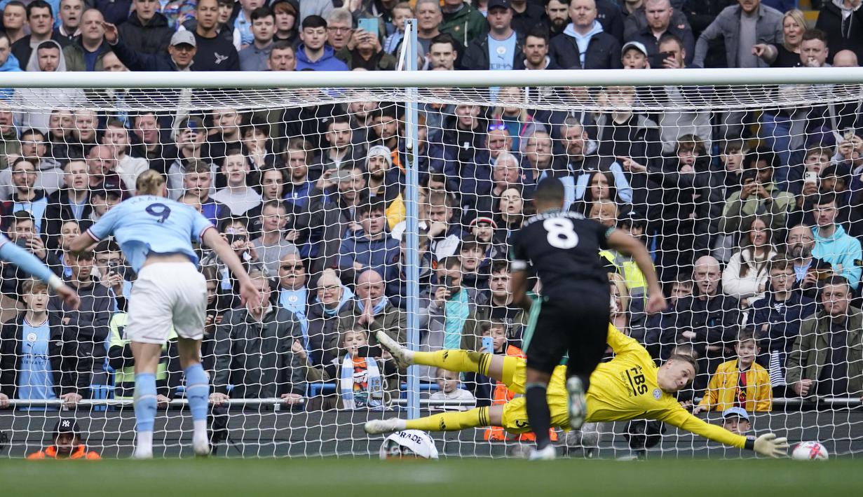 Pemain Manchester City, Erling Haaland, mencetak gol ke gawang Leicester City pada pekan ke-31 Premier League 2022/2023, Sabtu (15/4/2023). Bersama Man City, Haaland sudah mencetak 32 gol di Premier League, 11 gol di Liga Champions, tiga gol di FA Cup, dan satu gol di EFL Cup/Carabao Cup. (AP Photo/Dave Thompson)