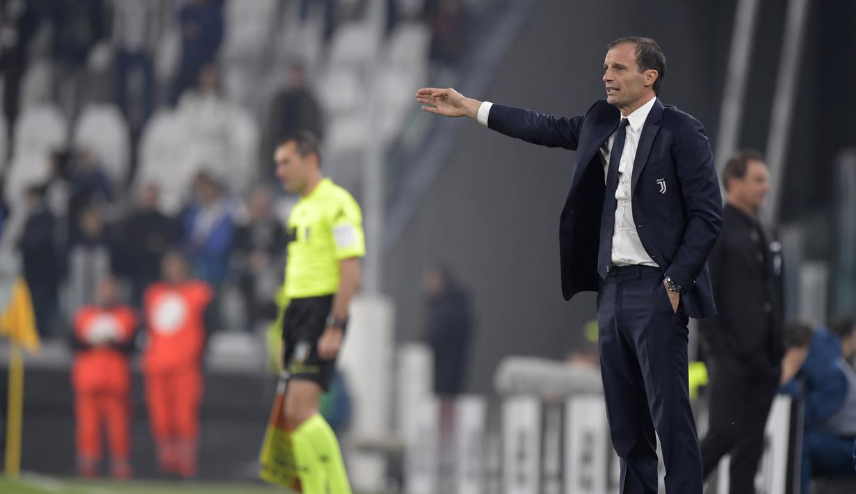 Pelatih Juventus, Massimiliano Allegri memberikan arahan kepada timnya saat melawan Spal pada lanjutan Serie A di Allianz Stadium, Turin, (25/10/2017). Juventus menang 4-1. (AFP/Miguel Medina)