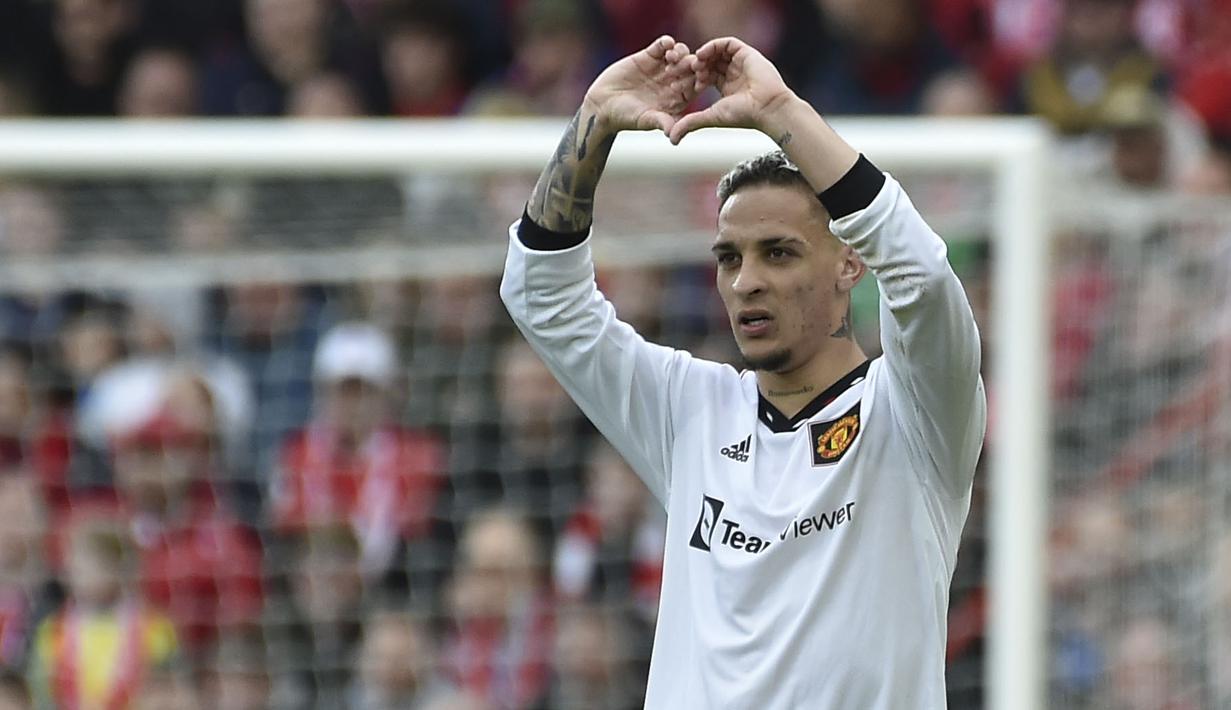 Pemain Manchester United, Antony merayakan gol pertama tim bersama rekannya saat laga pekan ke-31 Liga Inggris 2022/2023 melawan Nottingham Forest di City Ground, Nottingham, Senin (17/04/2023) dini hari WIB. Setan Merah berhasil menang dengan skor 2-0. (AP Photo/Rui Vieira)