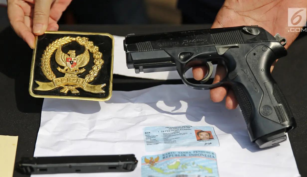 Barang bukti air softgun dalam kasus ujaran kebencian dengan pelaku Arseto Suryoadji Pariadji ditunjukkan di Polda Metro Jaya, Jakarta, Jumat (30/3). Arseto juga dilaporkan karena mengunggah konten bernada ujaran kebencian. (Liputan6.com/Herman Zakharia)