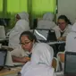 Sejumlah siswa mengikuti Ujian Nasional Berbasis Komputer (UNBK) di SMP Negeri (SMPN) 1, Cikini, Jakarta, Senin, (22/4). Sebanyak 4.279.008 siswa mengikuti UNBK tingkat SMP dan Madrasah Tsanawiyah (MTS) yang dilaksanakan mulai 22 April hingga 25 April. (Liputan6.com/Faizal Fanani)