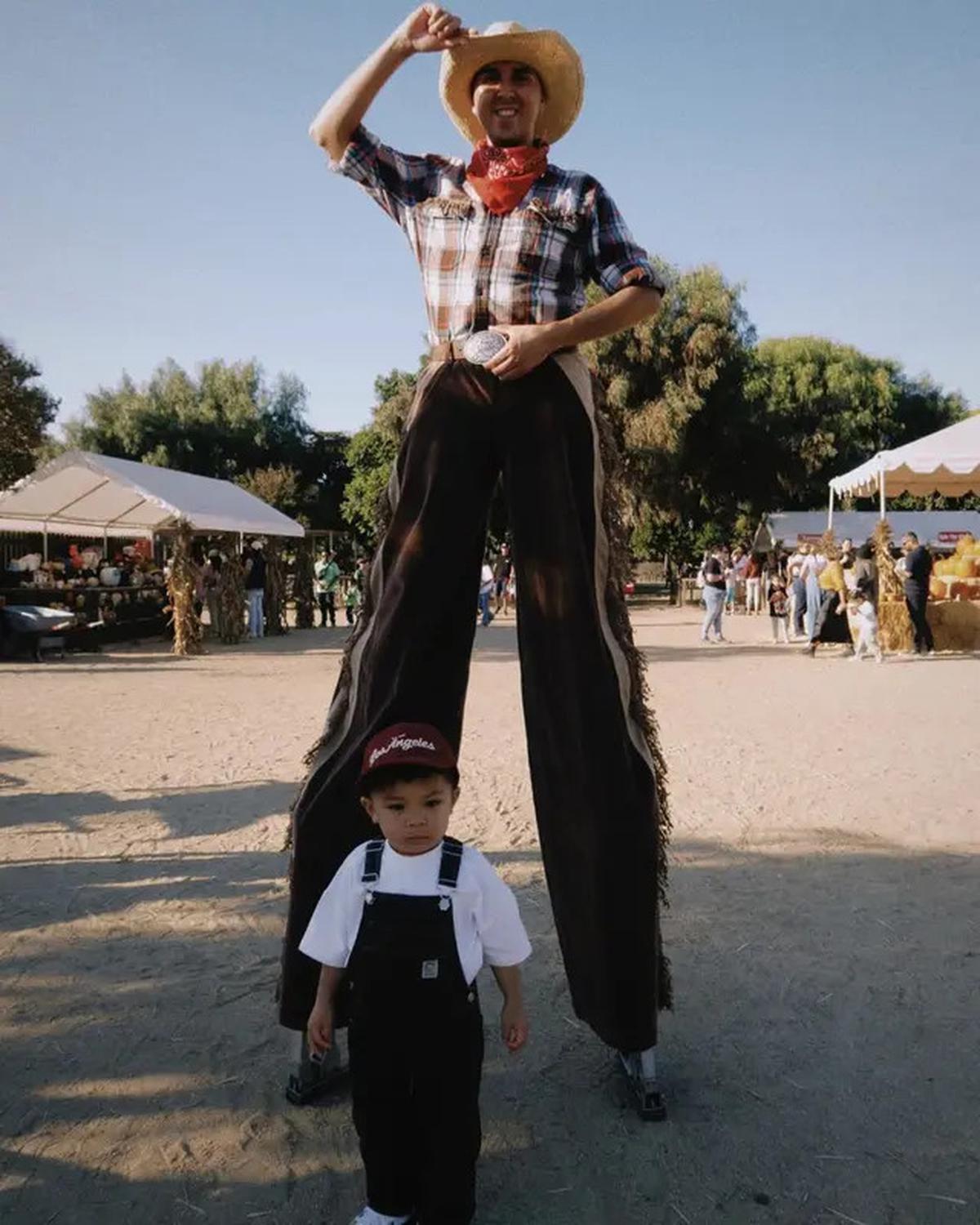 6 Potret Nikita Willy Ajak Baby Issa ke Ladang Labu Amerika, Panen Jelang Halloween