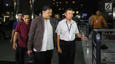 Kepala Dinas Pekerjaan Umum dan Penataan Ruang (PUPR) Tulungagung, Sutrisno (tengah) saat tiba di Gedung KPK, Jakarta, Kamis (7/6). Sutrisno bersama tiga orang lainnya tiba di KPK untuk menjalani pemeriksaan. (Liputan6.com/Herman Zakharia