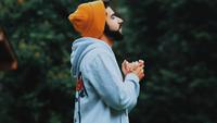 Ilustrasi bersyukur, berdoa. (Photo by Matheus Bertelli: https://www.pexels.com/photo/man-wearing-bonnet-and-hoodie-1906157/)