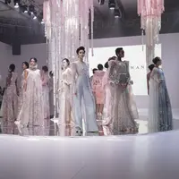 Ivan Gunawan menghadirkan gaun yang mewah dengan warna-warna lembut untuk merayakan momentum dilantik sebagai anggota baru IPMI (Foto: Vinsensia Dianawanti)