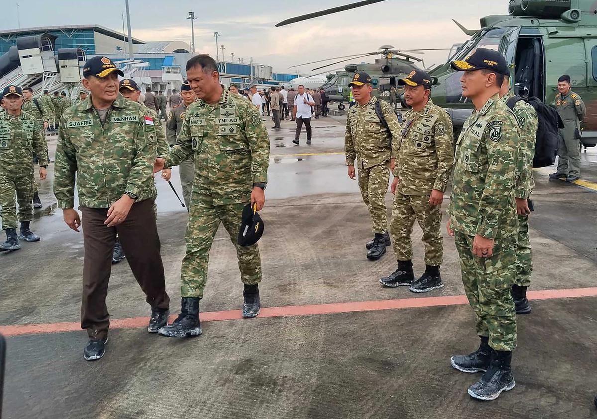 FOTO: Operasi Laut TNI 2025, Dua Kapal Diduga Pembawa Pasir Timah Ilegal Berhasil Diamankan