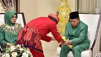 Penjabat Gubernur Gorontalo Ismail Pakaya saat menerima penyerahan persembahan adat pada prosesi upacara adat Mopotilolo Jumat (26/5/2023). (Foto : Mila)