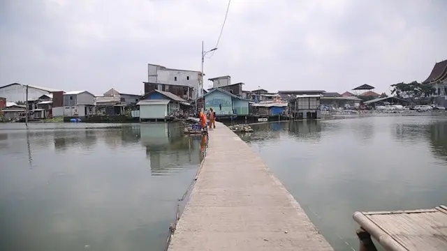 Kampung Apung masih jauh dari kata terawat. Bahkan setelah Jakarta berganti Gubernur, kondisi kampung ini masih memprihatinkan.