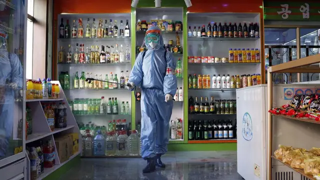 Karyawan Toko Umum Bahan Makanan Kyonghung mendisinfeksi ruang pamer di Pyongyang, Korea Utara, Rabu, 10 November 2021. Sebelum mengakui kasus COVID-19 domestik, Kamis, 12 Mei 2022. (Foto AP/Jon Chol Jin, File)
