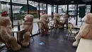 Sejumlah boneka beruang raksasa terlihat di kafe Les Deux Magots yang ditutup di Paris, Prancis pada 16 Desember 2020. Otoritas kesehatan Prancis pada Rabu (16/12) melaporkan 17.615 kasus infeksi COVID-19 tambahan dalam 24 jam terakhir, penambahan harian terbesar sejak 21 November. (Xinhua/Gao Jing)