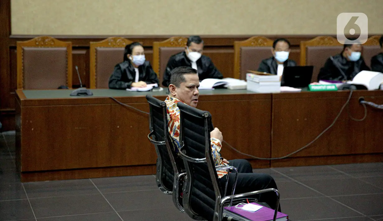 Terdakwa kasus dugaan suap penghapusan red notice Joko Tjandra, Irjen Pol Napoleon Bonaparte saat menjalani sidang lanjutan di Pengadilan Tipikor, Jakarta, Senin (9/11/2020). Sidang beragendakan pembacaan eksepsi atau nota keberatan yang dibacakan kuasa hukum terdakwa. (Liputan6.com/Faizal Fanani)
