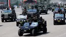 Prajurit TNI membawa kendaraan amfibi saat melakukan gladi resik HUT TNI ke-72 di Cilegon, Banten, Selasa (3/10). Gladi resik tersebut untuk memperingati HUT TNI ke-72 yang dilaksanakan tanggal 5 Oktober. (Liputan6.com/Angga Yuniar)