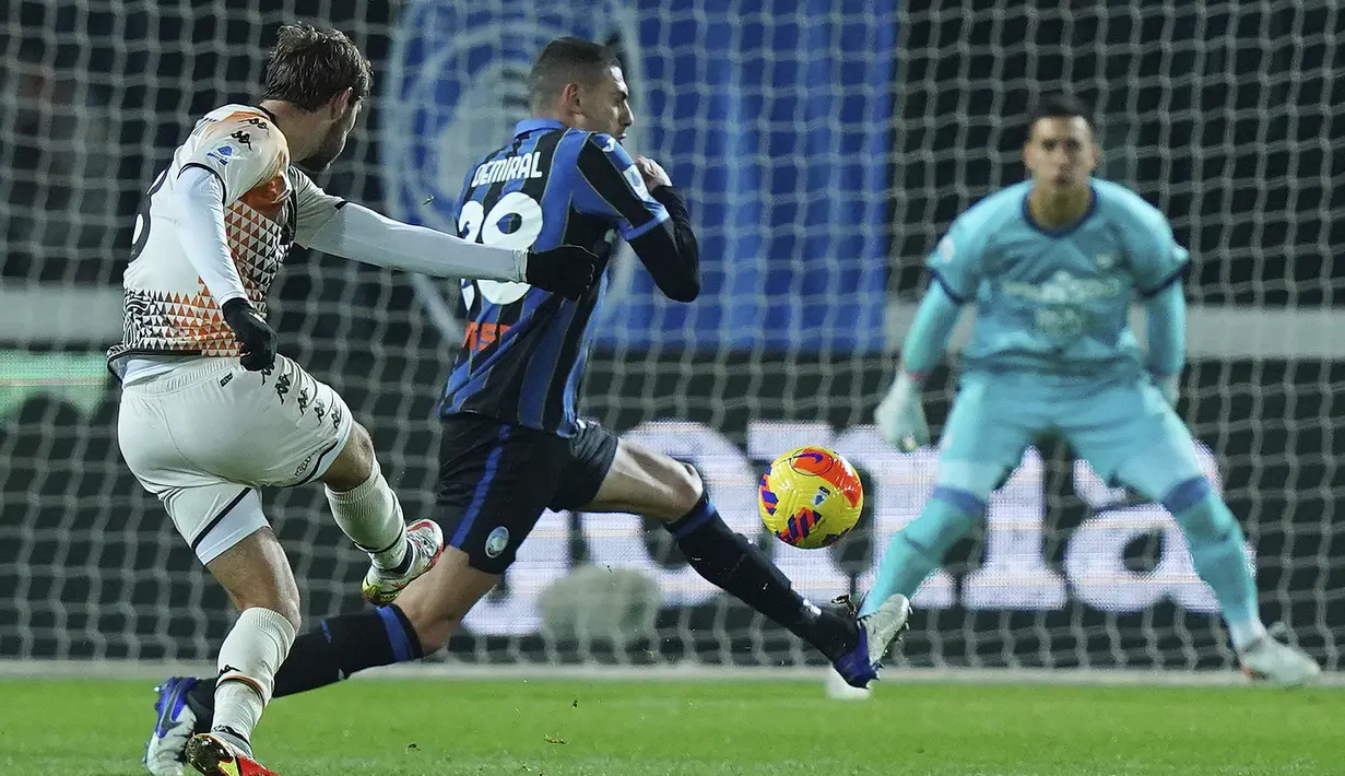 pada pertandingan lanjutan Liga Serie A Italia di Stadion Gewis di Bergamo, Italia, Selasa (30/11/2021). Kemenangan atas Venezia mengantar Atalanta berada di posisi keempat klasemen. (Spada/LaPresse via AP)