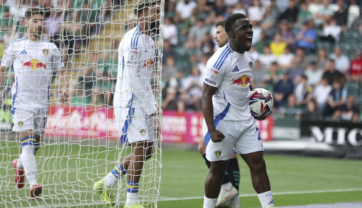 Pemain Leeds United, Wilfried Gnonto melakukan selebrasi setelah mencetak gol ke gawang Plymouth Argyle dalam laga terakhir Championship 2024/2025 di Home Park, Plymouth, Inggris, Sabtu (03/05/2025) waktu setempat. (AP Photo/PA/Steven Paston)