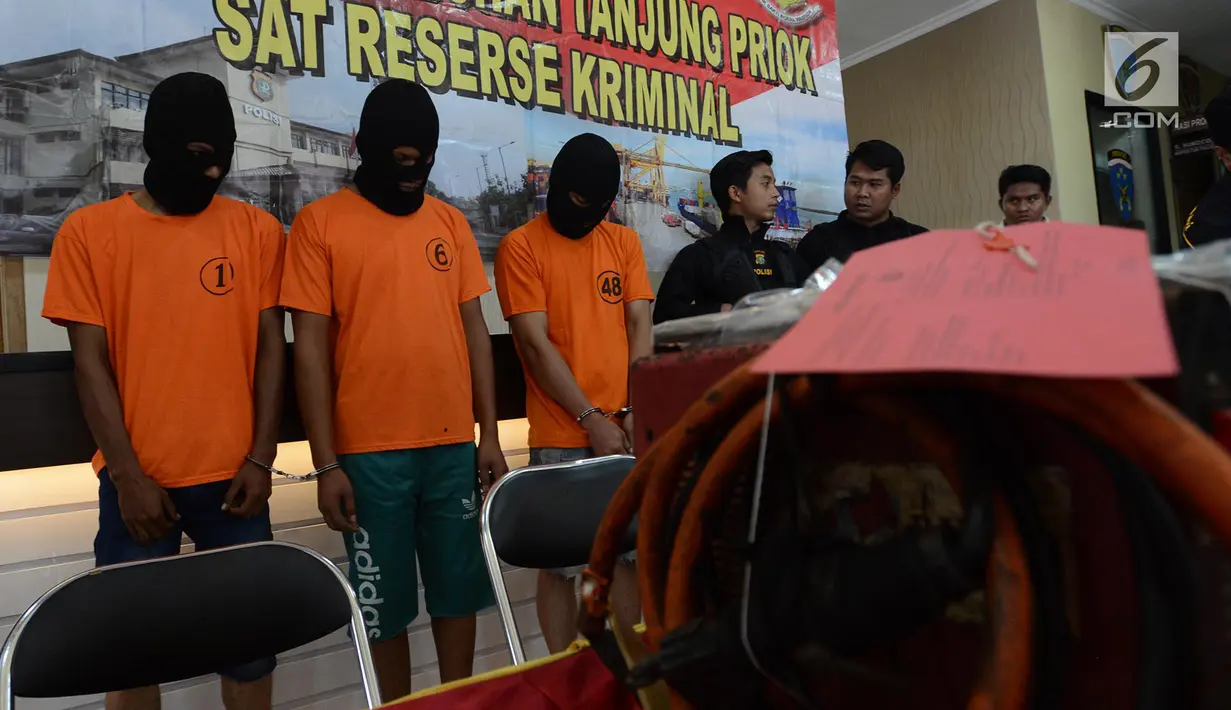 Tersangka dihadirkan saat gelar perkara kasus kebakaran kapal motor tradisional di Pelabuhan Muara Baru, Jakarta, Sabtu (2/3). Dari hasil penyelidikan polisi menetapkan tiga tersangka SA, WS, T dan barang bukti dokumen pelaut. (Merdeka.com/Imam Buhori)