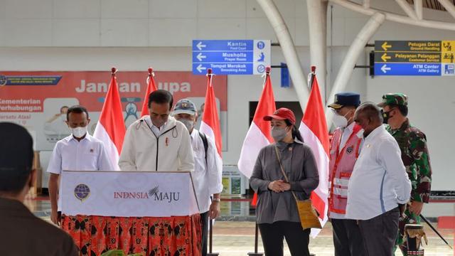 Presiden Joko Widodo (Jokowi) bersama Menteri Perhubungan (Menhub) Budi Karya Sumadi meresmikan Terminal Baru Bandara Mopah di Kabupaten Merauke, Papua. (Dok Kemenhub)
