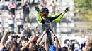 Pembalap MotoGP Valentino Rossi melambaikan tangan pada akhir balapan MotoGP Valencia 2021 di Sirkuit Ricardo Tormo, Cheste, Spanyol, 14 November 2021. Valentino Rossi mengakhiri musim dan kariernya di MotoGP pada balapan MotoGP Valencia 2021. (AP Photo/Alberto Saiz)