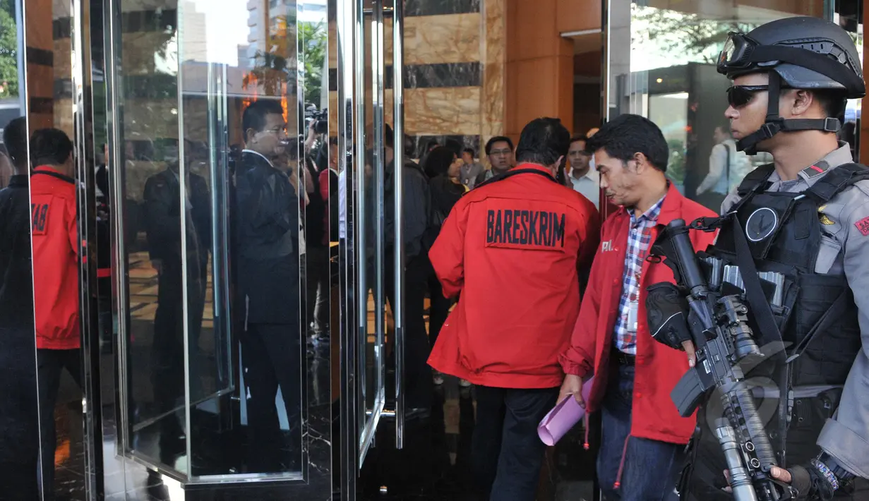Petugas Bareskrim Mabes Polri menggeledah kantor SKK Migas, Wisma Mulia, Jakarta, Selasa (5/5/2015). Penggeledahan dilakukan terkait kasus korupsi dan pencucian uang hasil penjualan kondensat bagian negara oleh SKK Migas (Liputan6.com/Herman Zakharia)
