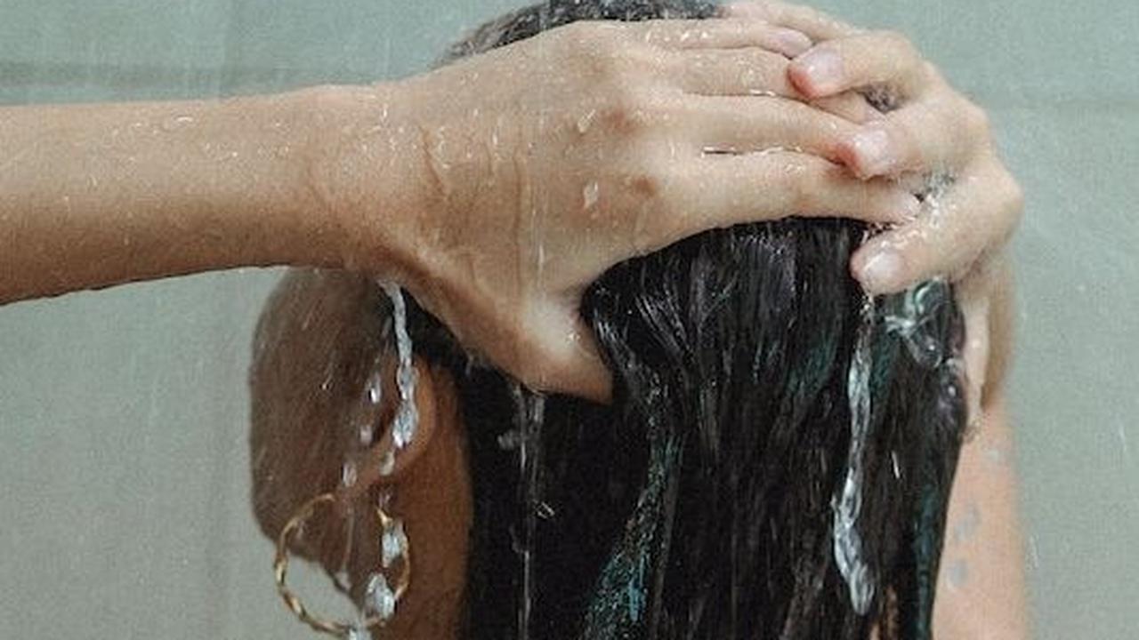 1. Cuci Rambut secara Teratur Minimal 2 Hari Sekali