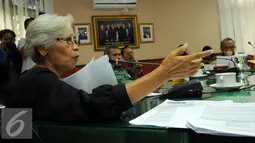 Keluarga korban pelanggaran HAM, Sumarsih membacakan aduan atas Jaksa Agung di kantor Komisi Kejaksaan, Jakarta, Jumat (11/3). Keluarga korban mengadukan Jaksa Agung dalam penyidikan perkara pelanggaran HAM berat. (Liputan6.com/Helmi Fithriansyah)