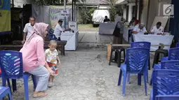 Suasana Pemungutan Suara Ulang (PSU) Pemilu 2019 di TPS 064  Kelurahan Rawamangun,  Jakarta Timur, Sabtu (27/4). Pelaksanaan PSU di TPS tersebut dilakukan karena banyaknya pemilih yang menggunakan e-KTP tanpa memiliki A5 saat hari pencoblosan 17 April lalu. (Liputan6.com/Faizal Fanani)