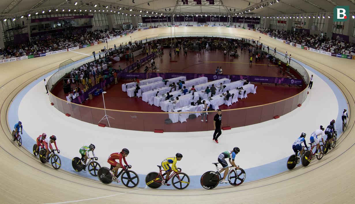 Aksi para pebalap Asia yang bertarung di cabang balap sepeda trek nomor omnium putri pada Asian Games 2018 di Velodrome, Jakarta, Rabu (29/8/2018).(Bola.com/Peksi Cahyo)