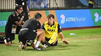 Penyerang Oxford United, Ole Romeny, mengalami cedera&nbsp;saat timnya bersua Arema FC pada laga lanjutan Grup A Piala Presiden 2025 di Stadion Si Jalak Harupat, Kabupaten Bandung, Kamis (10/7/2025) malam WIB. (dok. Vidio Sports)