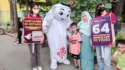 Maskot Piala Dunia 2022, La'eeb berfoto bersama warga saat mengunjungi Hutan Kota Patriot, Bekasi, Jumat (4/11/2022). La'eeb berkeliling Indonesia sejak sebulan yang lalu. Maskot imut itu menggaungkan euforia Piala Dunia 2022 yang kurang dari satu bulan lagi bergulir dalam program "Berburu La'eeb". Kampanye ini diselenggarakan SCM selaku official broadcaster Piala Dunia 2022 Qatar. (Dok. SCM)