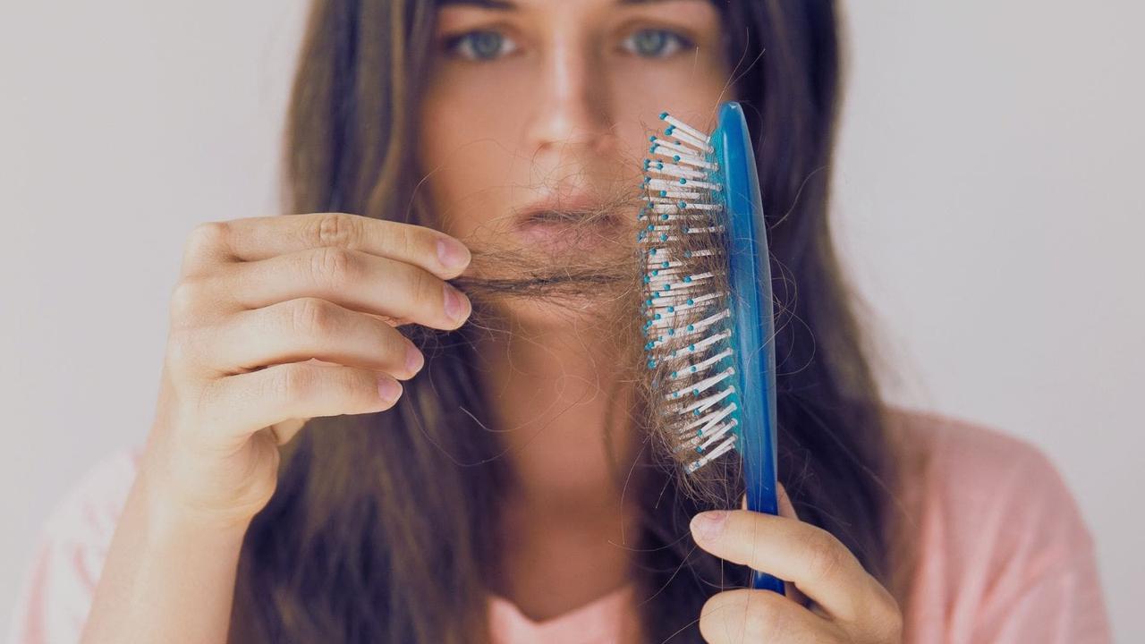 8 Cara Mencegah Kerontokan Rambut yang Terjadi saat Tidur