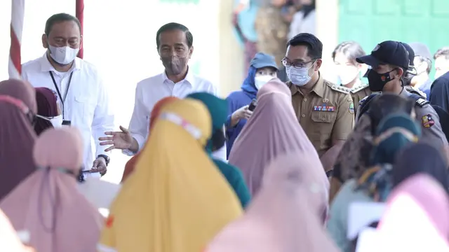 Ridwan Kamil bersama Presiden Bagikan Bantuan BLT dan Bantuan Modal Usaha kepada Pedagang Pasar di Cirebon