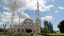 Pemandangan Masjid Akhmad Kadyrov di alun-alun Kota Grozny, pusat ibu kota Chechnya, 9 Juni 2018. Di Eropa, masjid yang dijuluki “Heart of Chechnya” ini telah mengukuhkan diri sebagai masjid terbesar yang ada di Benua Biru. (AFP PHOTO/KARIM JAAFAR)