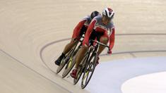 Pesepeda Indonesia memacu kecepatan pada nomor Women Elite Team Sprint saat Asian Track Championship 2019 di Jakarta International Veledrome, Jakarta, Rabu (9/1). Tim Indonesia gagal meraih medali pada nomor tersebut. (Bola.com/Yoppy Renato)