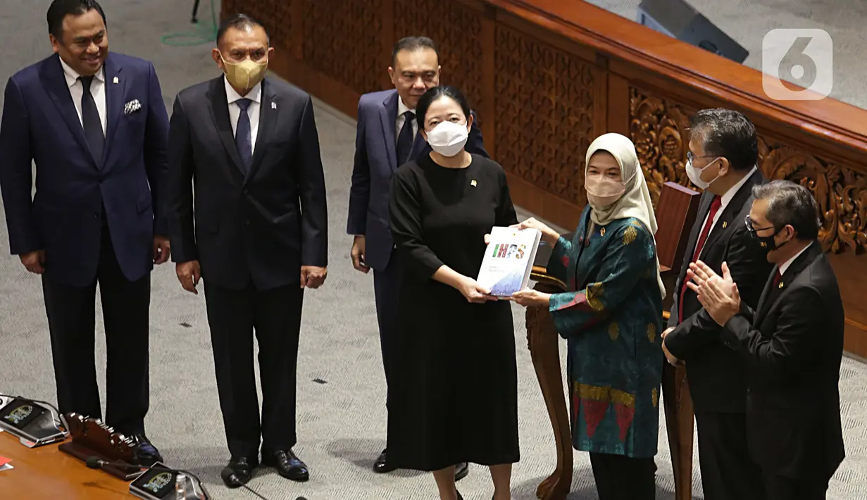 Ketua Badan Pemeriksa Keuangan (BPK) Isma Yatun berfoto bersama pimpinan DPR RI saat Rapat Paripurna ke-23 Masa Persidangan V Tahun Sidang 2021-2022 di Kompleks Parlemen, Senayan, Jakarta, Selasa (24/5/2022). Rapat Paripurna tersebut tentang Penyampaian Ikhtisar Hasil Pemeriksaan Semester (IHPS) II Tahun 2021 serta Penyerahan Laporan Hasil Pemeriksaan (LHP) Semester II Tahun 2021. (Liputan6.com/Angga Yuniar)