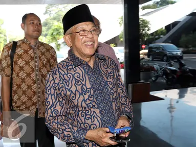 Ketua Badan Anggota Kehormatan DPD, AM Fatwa saat tiba di Gedung DPR RI, Jakarta, Sabtu, (17/9. Sebelumnya AM Fatwa mendatangi KPK untuk mengkonfirmasi dugaan tertangkapnya Ketua DPD Irman Gusman dalam OTT penyidik KPK. (Liputan6.com/Helmi Afandi)