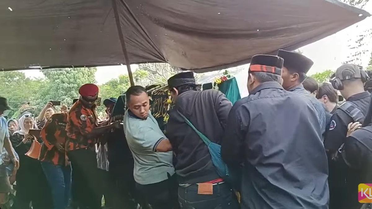 10 Potret Suasana Pemakaman Mpok Alpa, Diiringi Tangis Keluarga dan Sahabat