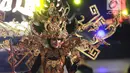Model membawakan kostum dari ragam budaya Asia pada acara Jember Fashion Carnaval (JFC) di Lippo Mall Kemang, Jakarta, Senin (20/8). JFC menampilkan lebih dari 50 kostum budaya negara Asia dan Indonesia. (Liputan6.com/Fery Pradolo)