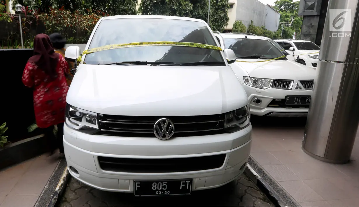 Salah satu mobil milik bos PT First Travel Andika Surachman dan Anniesa Desvitasari Hasibuan yang disita di Bareskrim Polri, Gedung KKP, Jakarta, Jumat (25/8). Aset itu disita terkait kasus penggelapan dan penipuan jemaah umrah. (Liputan6.com/Johan Tallo)