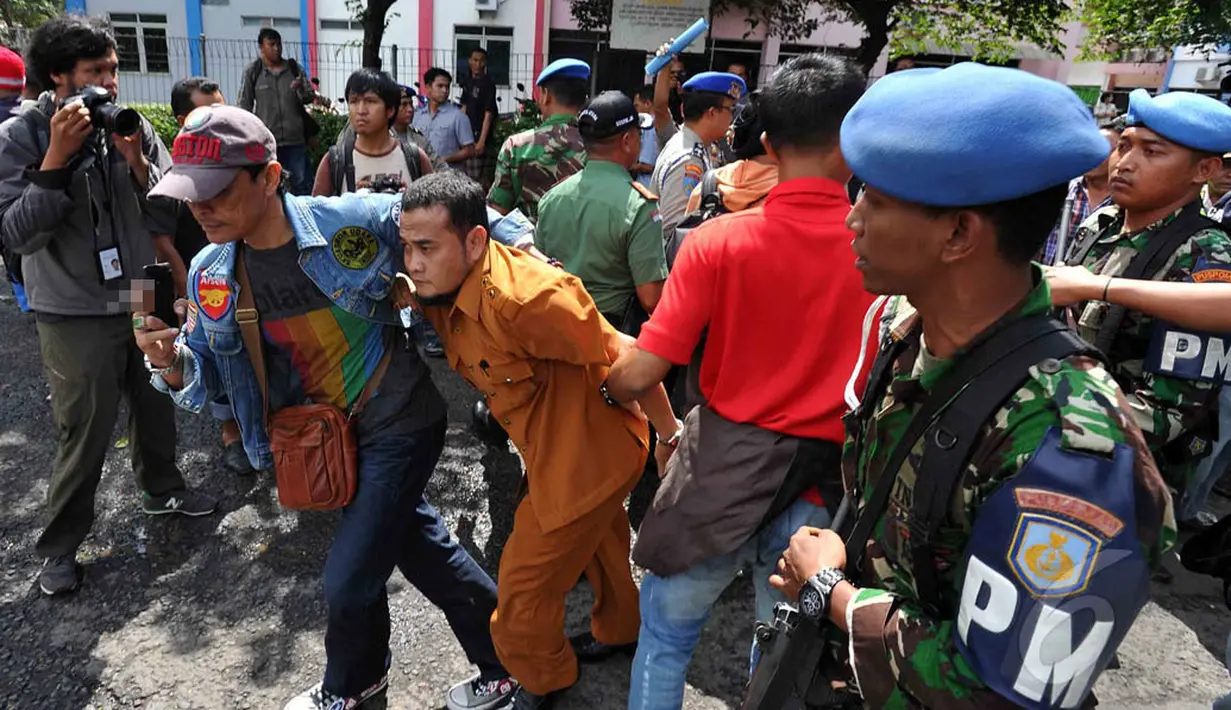 Petugas Pengadilan Jakarta Utara menghindar dari amukan warga yang menghadang eksekusi lahan di kompleks TNI AL, Boulevard, Kelapa Gading, Jakarta, Rabu (14/1/2015). (Liputan6.com/Johan Tallo)