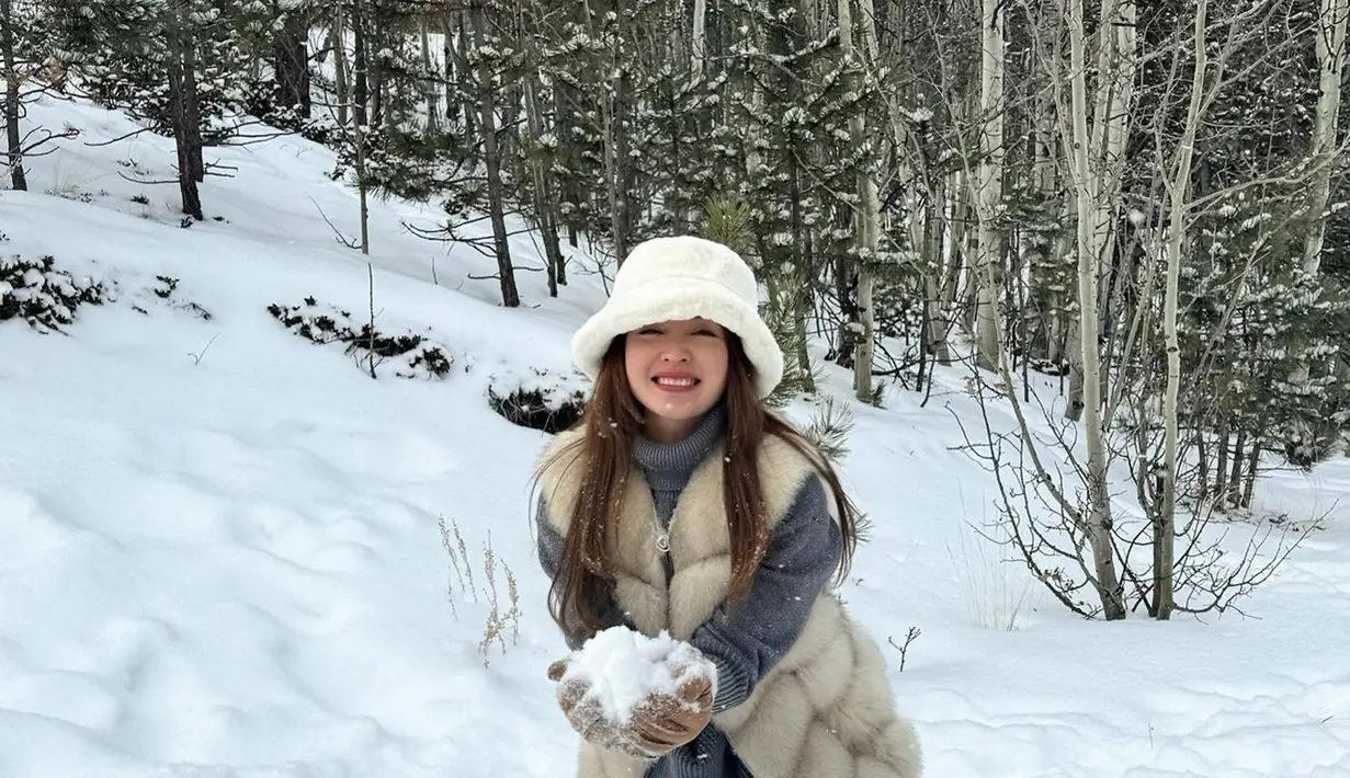 Mengunjungi Colorado Springs, Colorado, Amerika Serikat, Natasha Wilona tampil stylish dengan jaket berbulu tebal putihnya. Penampilannya yang menawan ini menuai banyak pujian netizen. Apalagi pose lucunya saat bermain salju ini banyak menuai perhatian para penggemar. (Liputan6.com/IG/@natashawilona12)