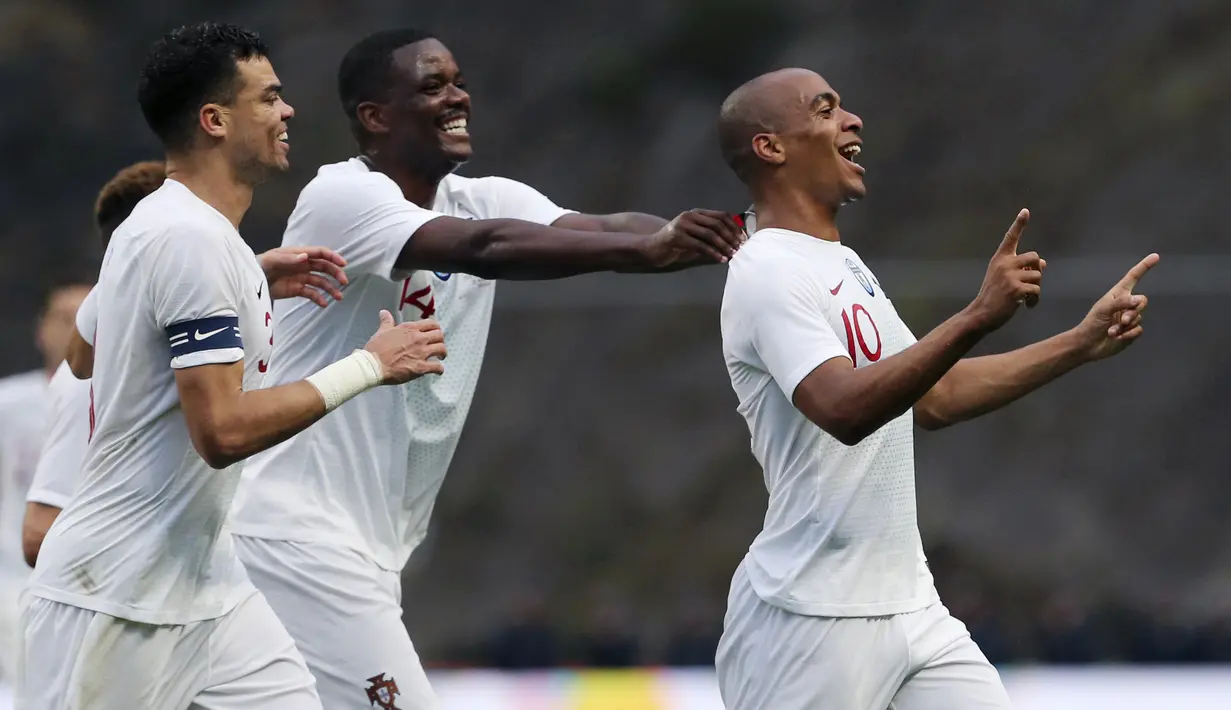 Pemain Portugal, Joao Mario (kanan) merayakan golnya ke gawang Tunisia pada laga uji coba di Estadio Municipal de Braga, (28/5/2018) waktu setempat. Portugal dan Tunisia bermain imbang 2-2.  (AP/Armando Franca)