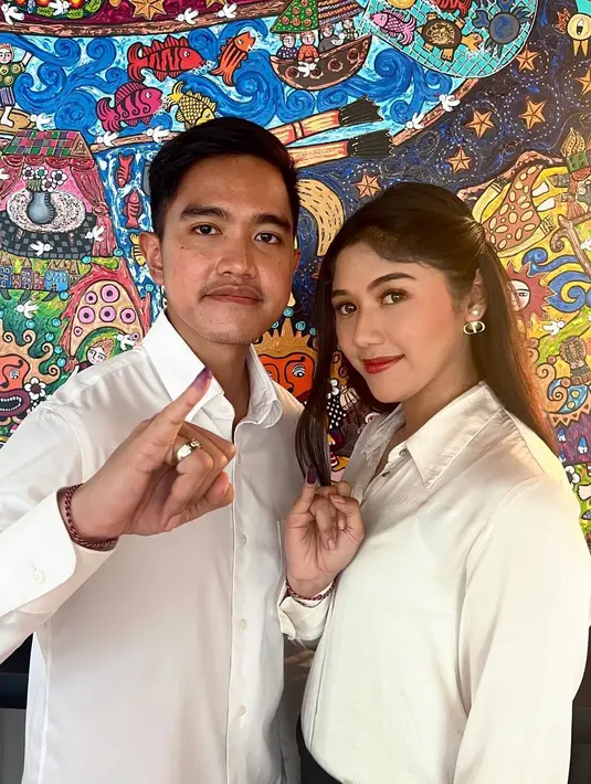 Penampilannya terlihat semakin elegan dengan aksesoris berupa anting dan tas tangan serba Dior. [Instagram: @psi_id/@erinagudono].