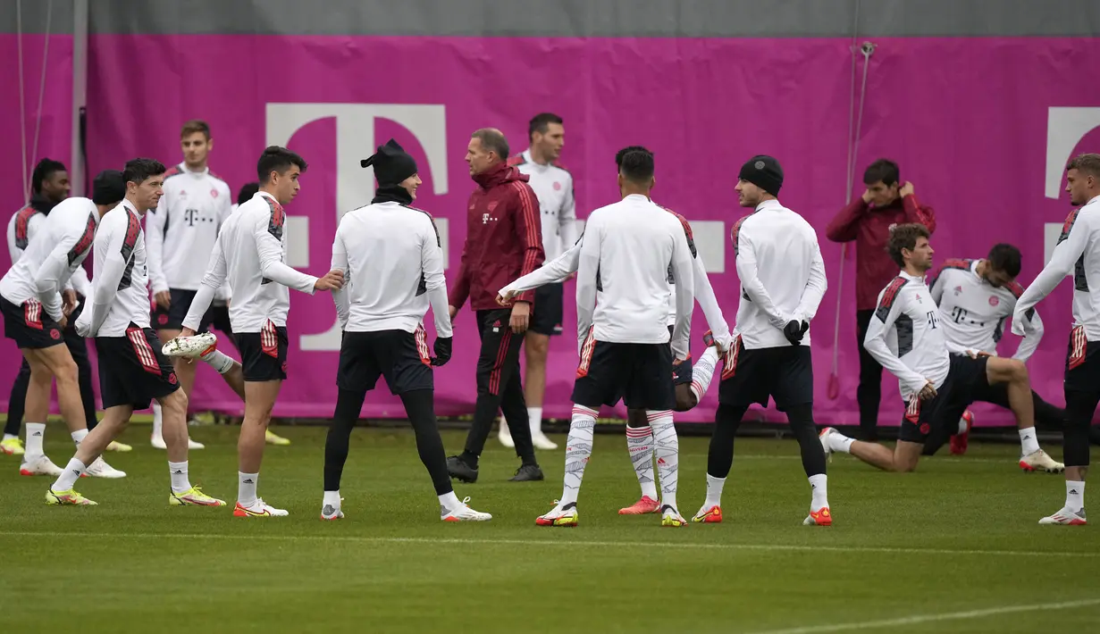 Pemain Bayern Munchen melakukan pemanasan selama sesi latihan di Munich, Jerman, Senin (1/11/2021). Bayern Munchen akan meladeni Benfica pada matchday 4 Grup E Liga Champions 2021/22, Rabu (3/11) dini hari WIB. (AP Photo/Matthias Schrader)