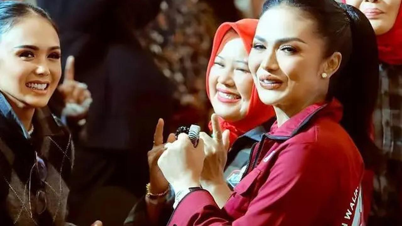 6 Potret Yuni Shara Hadiri Debat Pilkada 2024 Kota Batu Dukung Krisdayanti, Acungkan Salam 3 Jari