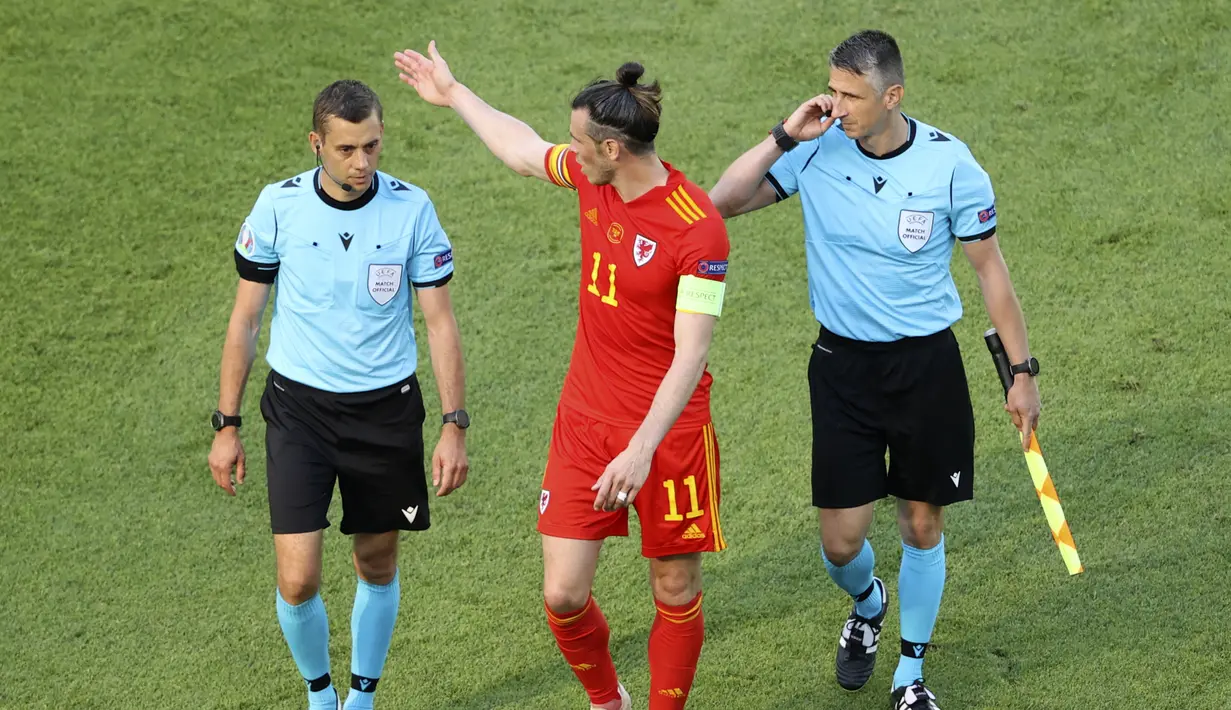 Striker Wales, Gareth Bale tidak bisa berbuat banyak hingga babak pertama usai. (Foto: AP/Naomi Baker/Pool)