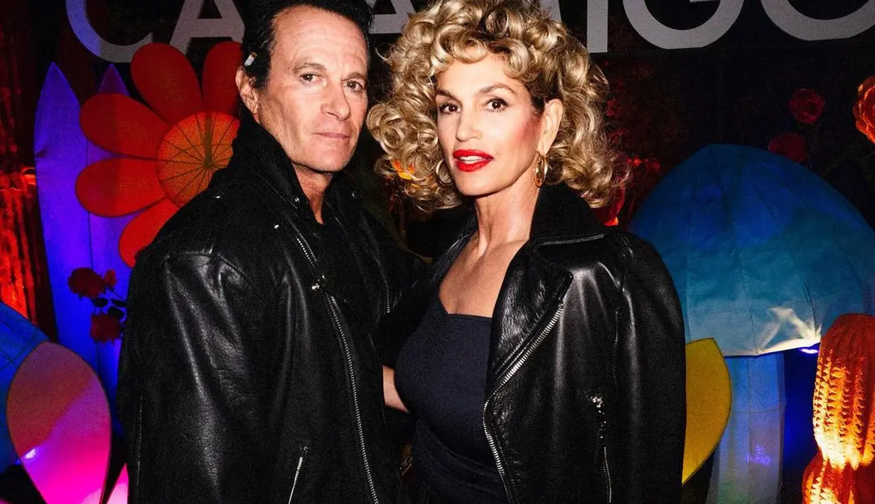 Rande Gerber dan Cindy Crawford tampak persis seperti Danny Zuko dan Sandy Olsson dari "Grease", keduanya mengenakan celana hitam dan jaket kulit. [cindycrawford]